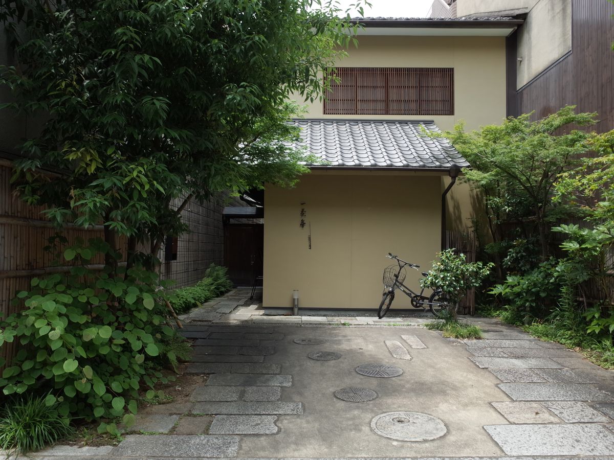 光庭を囲む平屋の立面図